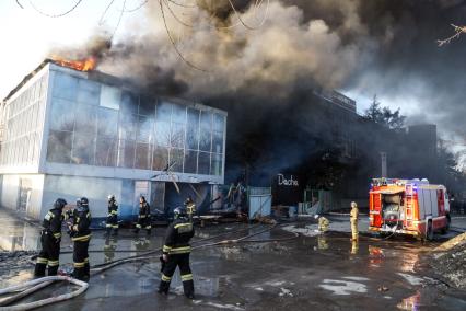 Самара. Пожарные во время тушения пожара у ТРЦ `Звезда`.