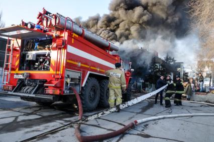 Самара. Пожарные во время тушения пожара у ТРЦ `Звезда`.