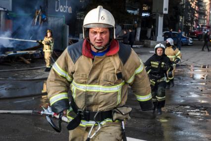 Самара. Пожарные во время тушения пожара у ТРЦ `Звезда`.