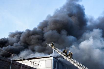 Самара. Пожарные во время тушения пожара у ТРЦ `Звезда`.