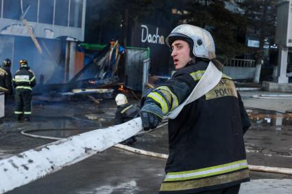 Самара. Пожарные во время тушения пожара у ТРЦ `Звезда`.