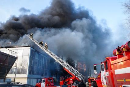 Самара. Пожарные во время тушения пожара у ТРЦ `Звезда`.