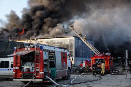 Самара. Пожарные во время тушения пожара у ТРЦ `Звезда`.