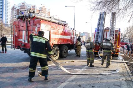 Самара. Пожарные во время тушения пожара у ТРЦ `Звезда`.