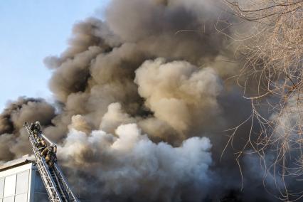 Самара. Пожарные во время тушения пожара у ТРЦ `Звезда`.