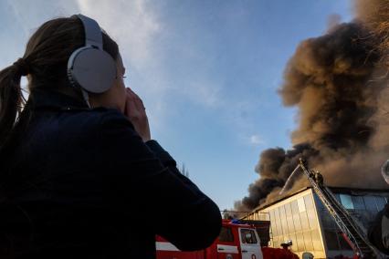 Самара. Пожарные во время тушения пожара у ТРЦ `Звезда`.