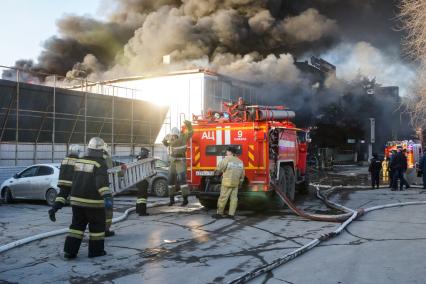 Самара. Пожарные во время тушения пожара у ТРЦ `Звезда`.