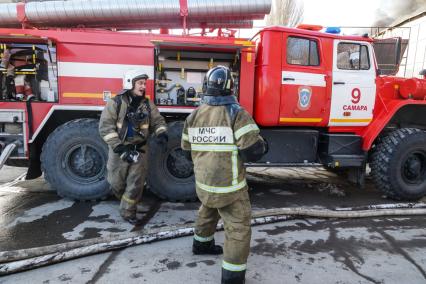 Самара. Пожарные во время тушения пожара у ТРЦ `Звезда`.