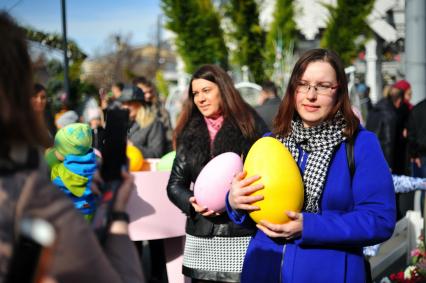 Москва. Горожане на одной из праздничных площадок фестиваля `Пасхальный дар`.