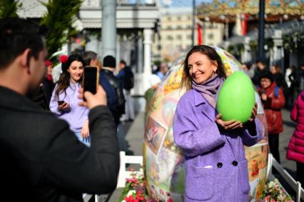 Москва. Горожане на одной из праздничных площадок фестиваля `Пасхальный дар`.