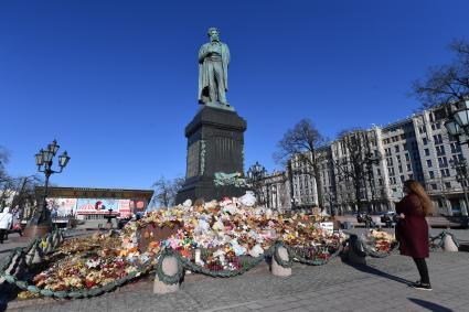 Москва. Игрушки и плакаты в память трагедии в Кемерово у памятника Александру Пушкину на одноименной площади