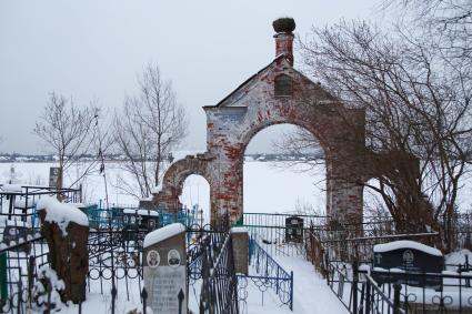 Новая Ладога. Вид на  Святые ворота Николо-Медведского монастыря.