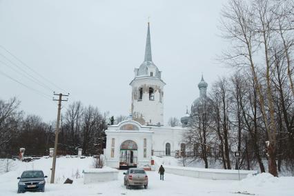 Новая Ладога. Вид на колокольню Николо-Медведского монастыря.