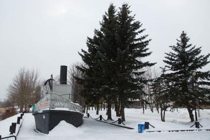 Новая Ладога.  Памятник Ладожской военной флотилии - буксирный пароход  `Харьков`.