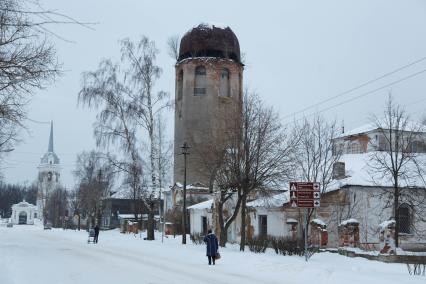 Новая Ладога. Вид на разрушающуюся  церковь Климента Римского и Петра Александрийского.