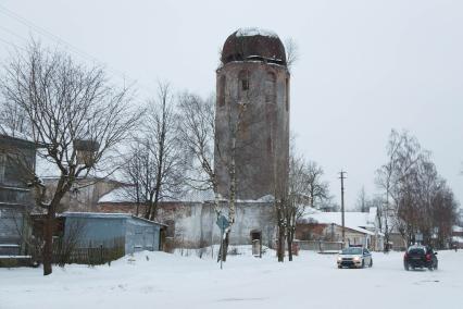 Новая Ладога. Вид на разрушающуюся  церковь Климента Римского и Петра Александрийского.