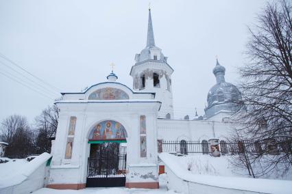 Новая Ладога. Вид на колокольню Николо-Медведского монастыря.