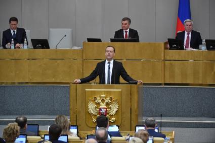 Москва. Премьер-министр РФ Дмитрий Медведев (в центре), первый заместитель председателя Государственной Думы РФ Александр Жуков, спикер Госдумы РФ Вячеслав Володин и первый вице-спикер Госдумы РФ Иван Мельников (слева направо на втором плане) на пленарном заседании Государственной думы РФ.