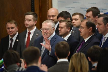 Москва.  Лидер ЛДПР Владимир Жириновский (в центре) на пленарном заседании Государственной думы РФ.