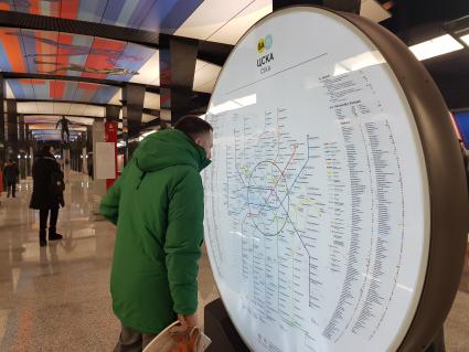 Москва. Мужчина изучает стелу с картой на станции метро ЦСКА.