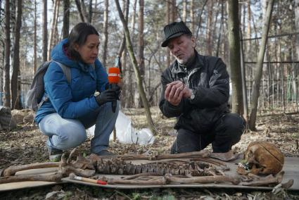 Екатеринбург. Ивановское кладбище. Эксгумация останков Семена Золотарева - участника похода на перевал Дятлова и погибшего при невыясненных обстоятельствах. На фото: судмедэксперт Сергей Никитин и корреспондент КП Наталья Варсегова у останков Золотарева