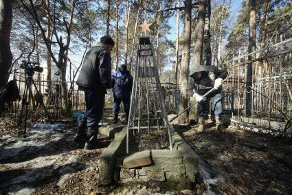 Екатеринбург. Ивановское кладбище. Эксгумация останков Семена Золотарева - участника похода на перевал Дятлова и погибшего при невыясненных обстоятельствах