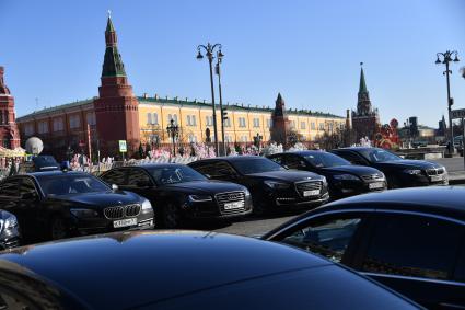 Москва.  Стоянка служебных автомобилей у здания Государственной думы РФ.