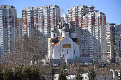 Москва. Церковь среди новостроек в районе метро Мякинино.