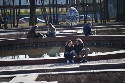 Москва. Молодые люди в Новопушкинском сквере.