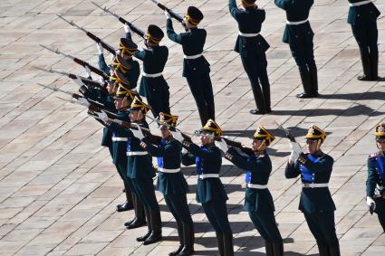 Москва. Гвардейцы роты специального караула Президентского полка во время церемонии развода пеших и конных караулов на Соборной площади Кремля.