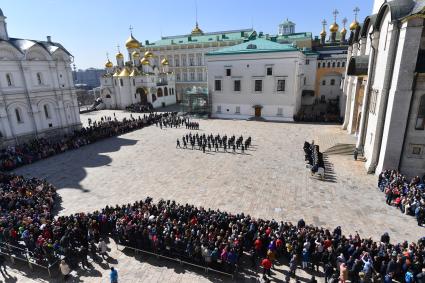 Москва. Гвардейцы роты специального караула Президентского полка во время церемонии развода пеших и конных караулов на Соборной площади Кремля.