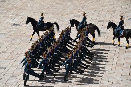 Москва. Гвардейцы роты специального караула Президентского полка во время церемонии развода пеших и конных караулов на Соборной площади Кремля.