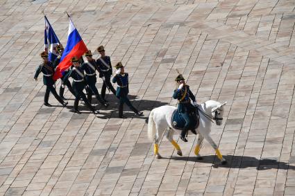 Москва. Гвардейцы роты специального караула Президентского полка во время церемонии развода пеших и конных караулов на Соборной площади Кремля.