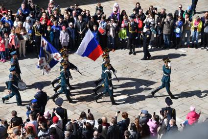 Москва. Гвардейцы роты специального караула Президентского полка во время церемонии развода пеших и конных караулов на Соборной площади Кремля.