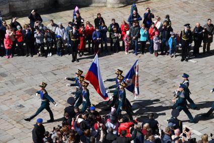 Москва. Гвардейцы роты специального караула Президентского полка во время церемонии развода пеших и конных караулов на Соборной площади Кремля.