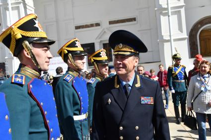 Москва. Комендант Московского Кремля генерал-лейтенант Сергей Хлебников  (в центре) и гвардейцы роты специального караула Президентского полка во время церемонии развода пеших и конных караулов на Соборной площади Кремля.