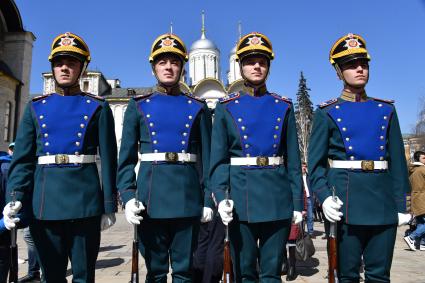 Москва. Гвардейцы роты специального караула Президентского полка во время церемонии развода пеших и конных караулов на Соборной площади Кремля.