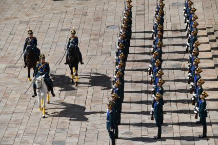 Москва. Гвардейцы роты специального караула Президентского полка во время церемонии развода пеших и конных караулов на Соборной площади Кремля.