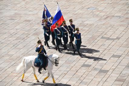 Москва. Гвардейцы роты специального караула Президентского полка во время церемонии развода пеших и конных караулов на Соборной площади Кремля.