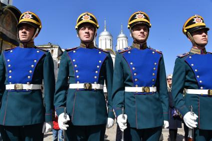 Москва. Гвардейцы роты специального караула Президентского полка во время церемонии развода пеших и конных караулов на Соборной площади Кремля.