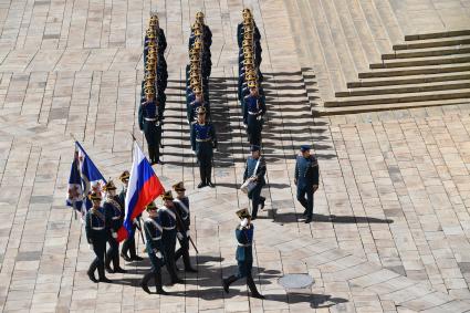 Москва. Гвардейцы роты специального караула Президентского полка во время церемонии развода пеших и конных караулов на Соборной площади Кремля.