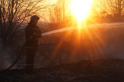 Нижний Новгород.  Пожарные тушат  горящую траву.