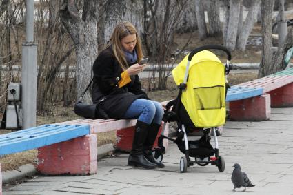 Шелехов.  Женщина с коляской.