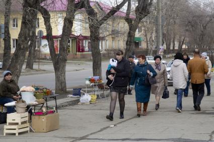 Шелехов. Прохожие на одной из улиц города.