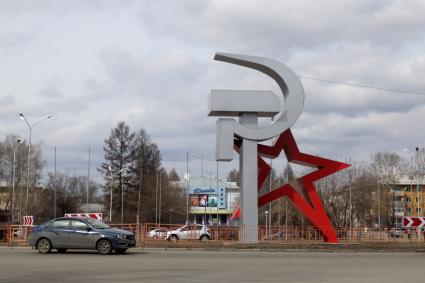 Шелехов. Статуя `Серп и молот`при въезде в город.