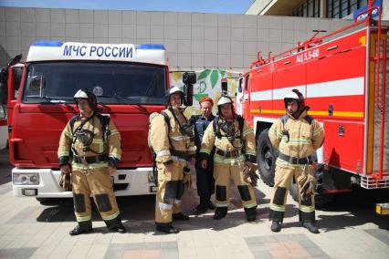 Ставрополь. Сотрудники МЧС проводят пожарно-тактические учения во Дворце культуры и спорта.