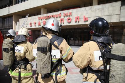 Ставрополь. Сотрудники МЧС проводят пожарно-тактические учения во Дворце культуры и спорта.