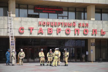 Ставрополь. Сотрудники МЧС проводят пожарно-тактические учения во Дворце культуры и спорта.