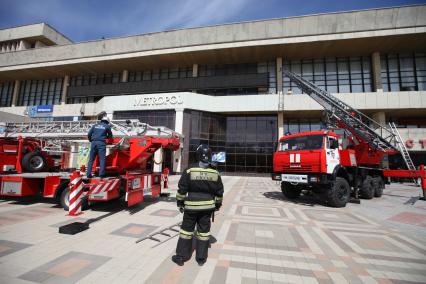 Ставрополь. Сотрудники МЧС проводят пожарно-тактические учения во Дворце культуры и спорта.