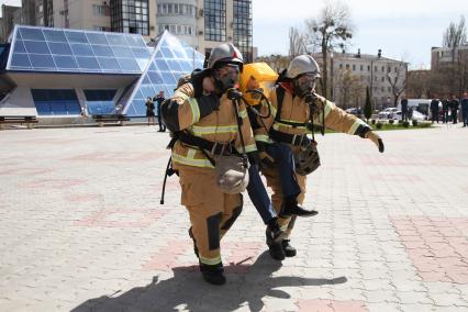 Ставрополь. Сотрудники МЧС проводят пожарно-тактические учения во Дворце культуры и спорта.